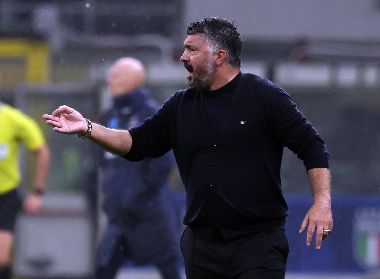 Gattuso dà indicazioni dalla panchina