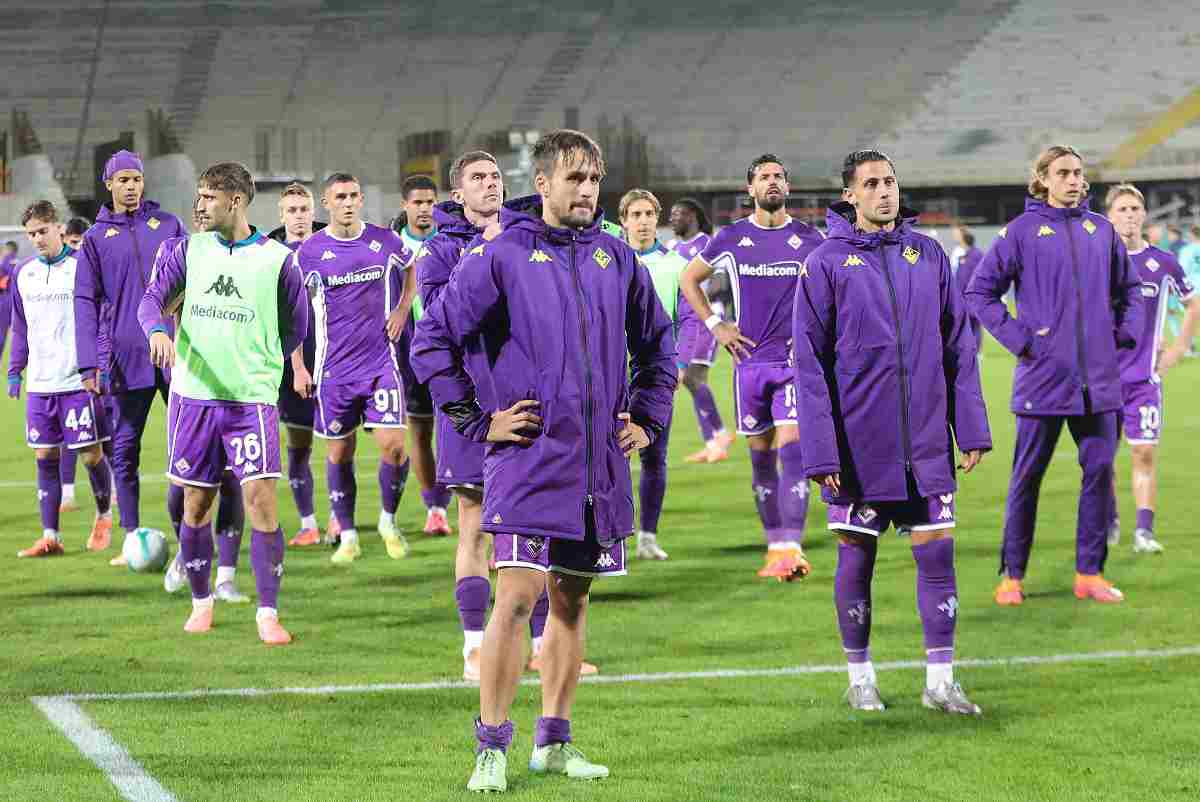 giocatori della fiorentina sotto la curva dei tifosi 