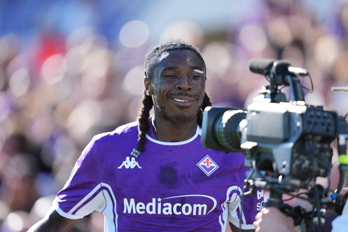 kean che sorride alla telecamenre