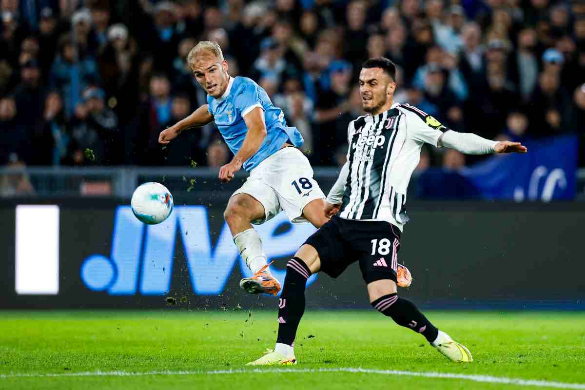 Filip Kostic contrasta Isaksen in Lazio-Juve