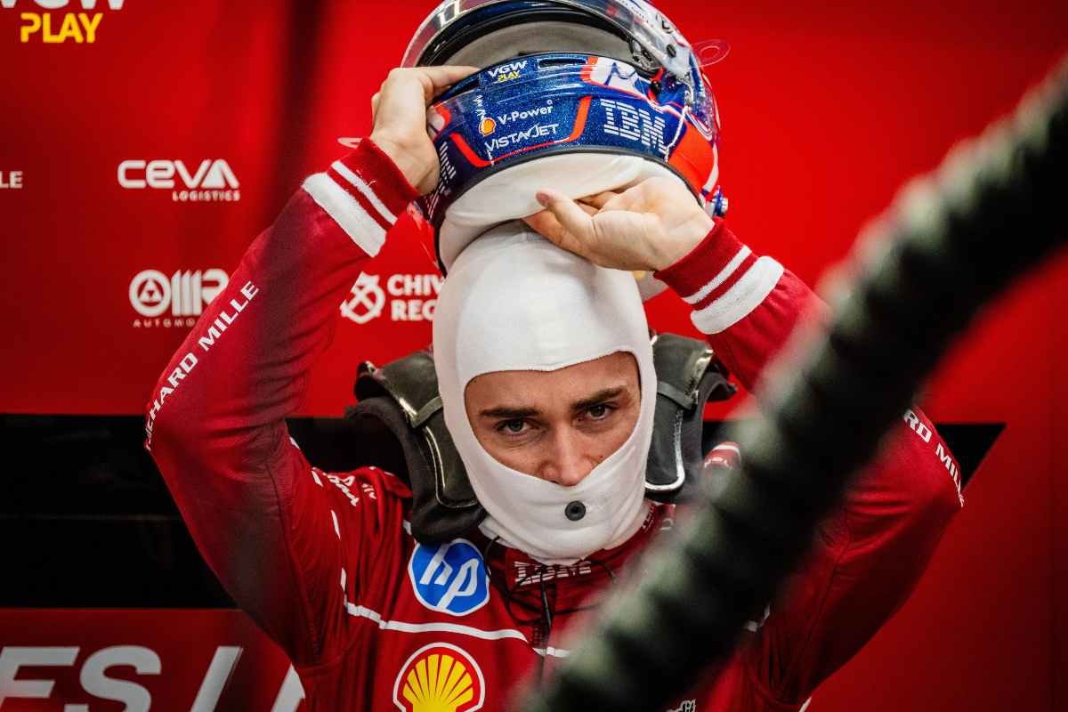Leclerc mentre indossa il casco