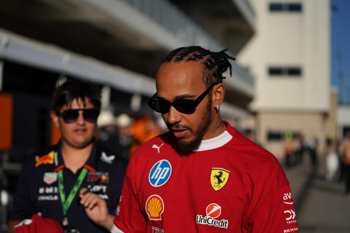 Lewis Hamilton con la maglia della Ferrari