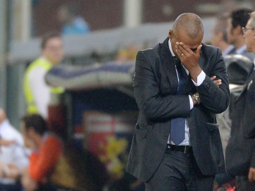 Fabio Liverani si copre il volto con la mano