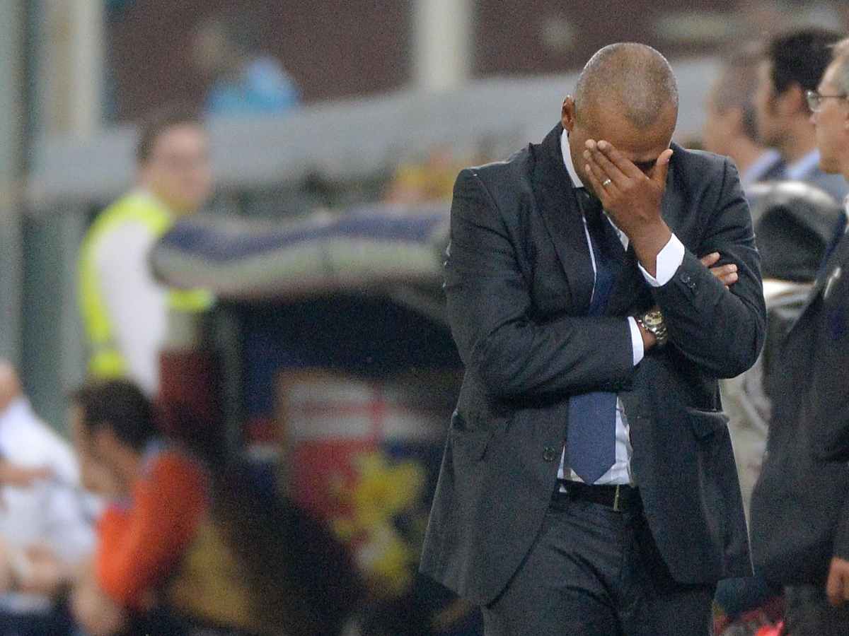 Fabio Liverani si copre il volto con la mano