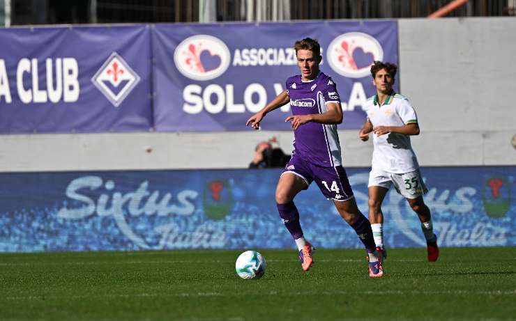 Nicolussi Caviglia in campo con la Fiorentina
