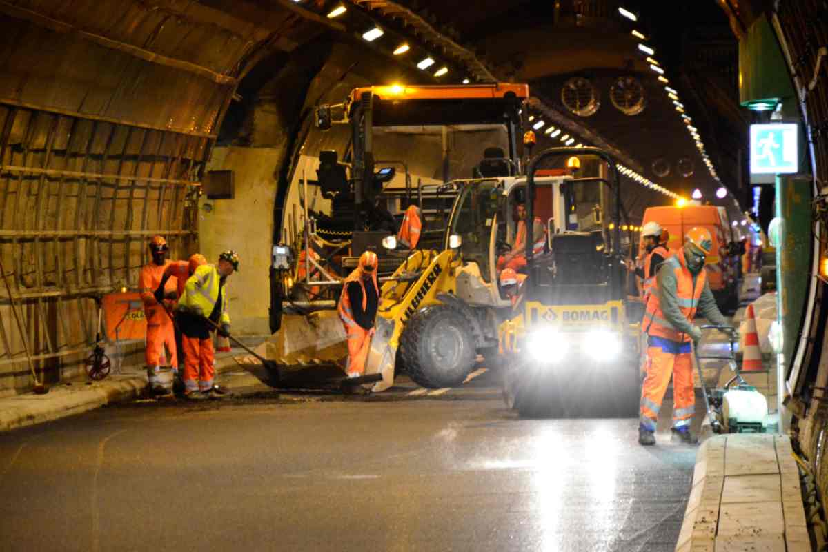 operai al lavoro su una strada