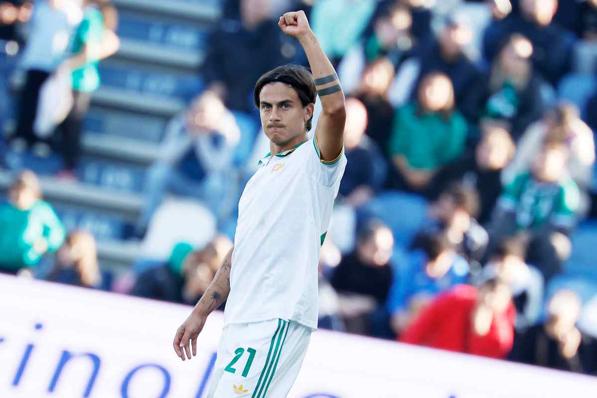 Paulo Dybala con la maglia bianca della Roma