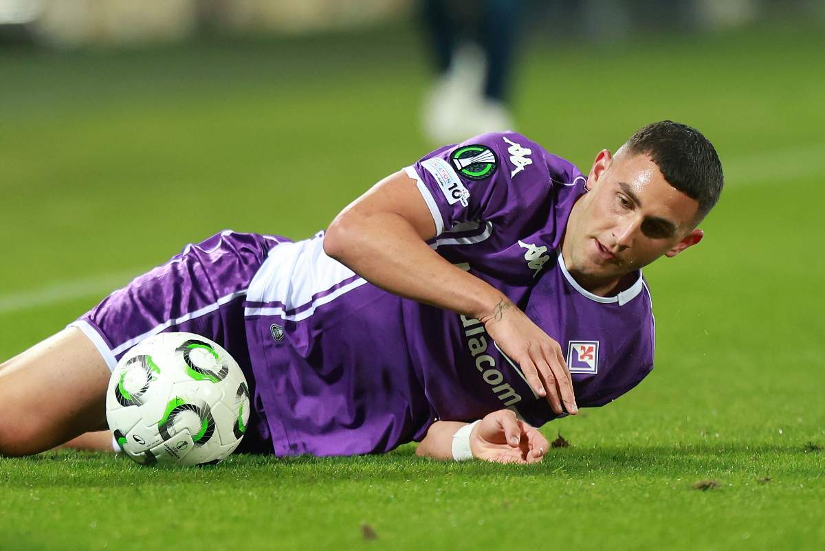 piccoli sdraiato in campo con il pallone