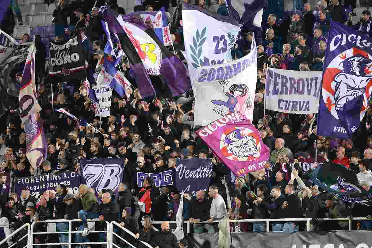 tifosi viola con le bandiere