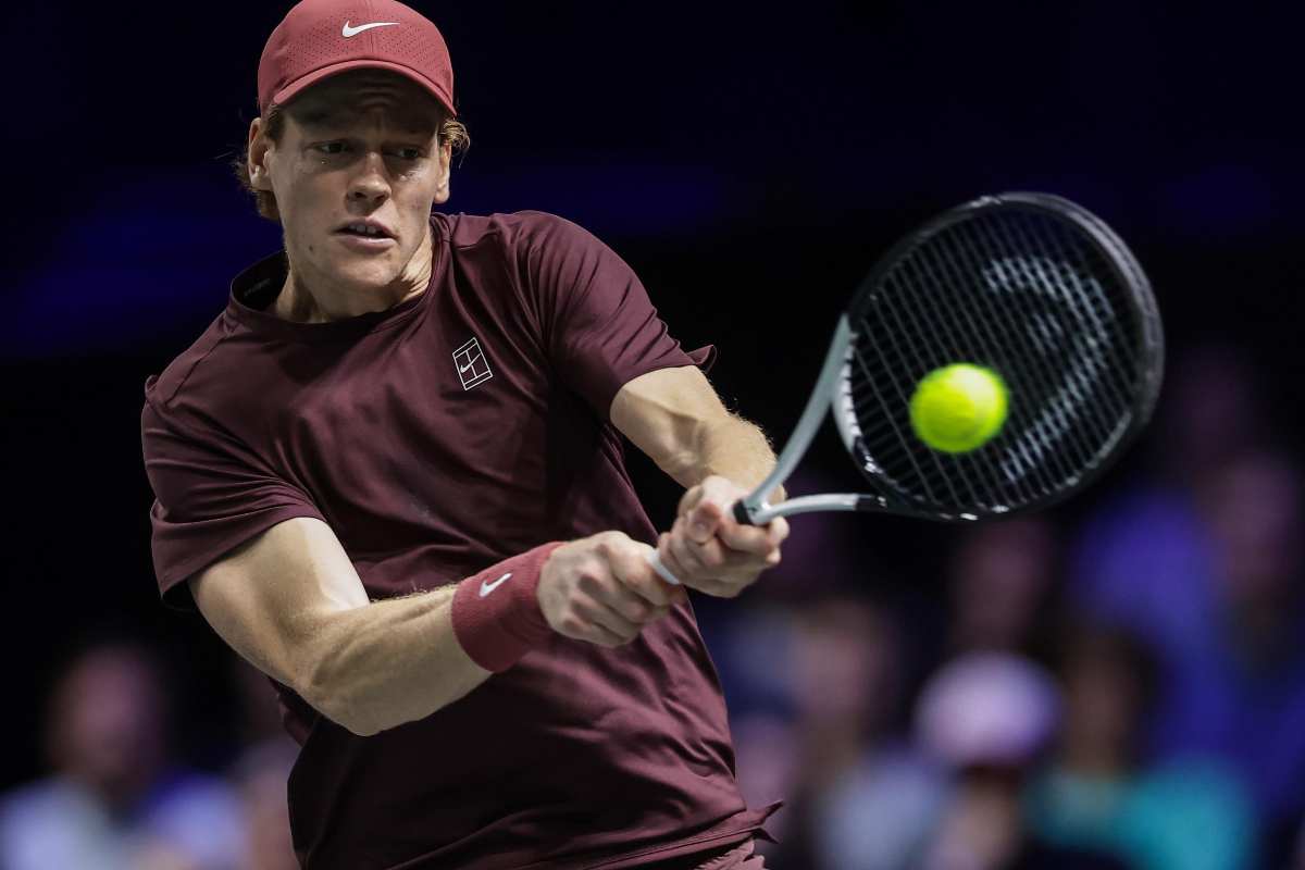 Jannik Sinner colpisce la palla