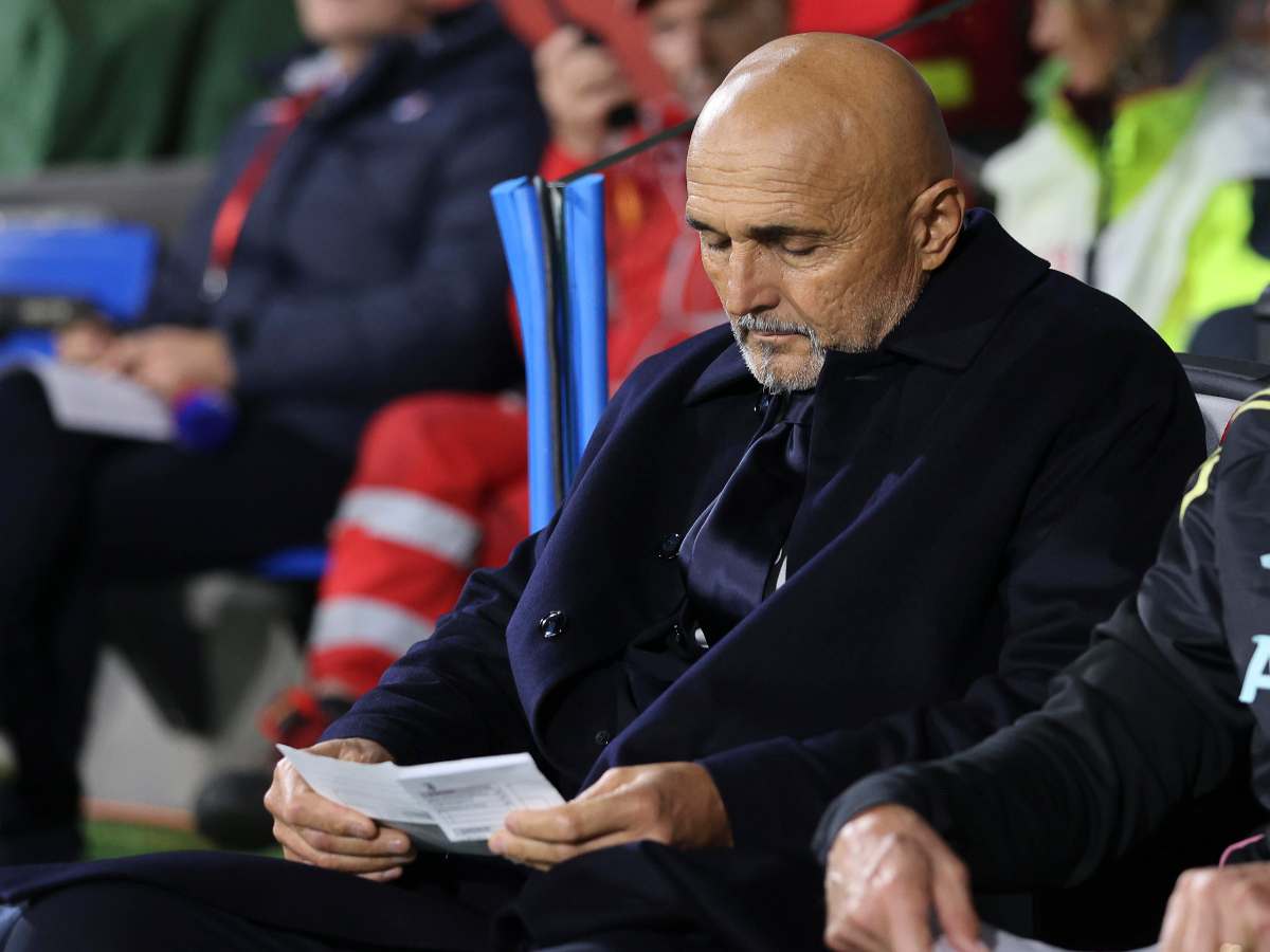 Luciano Spalletti a capo chino in panchina