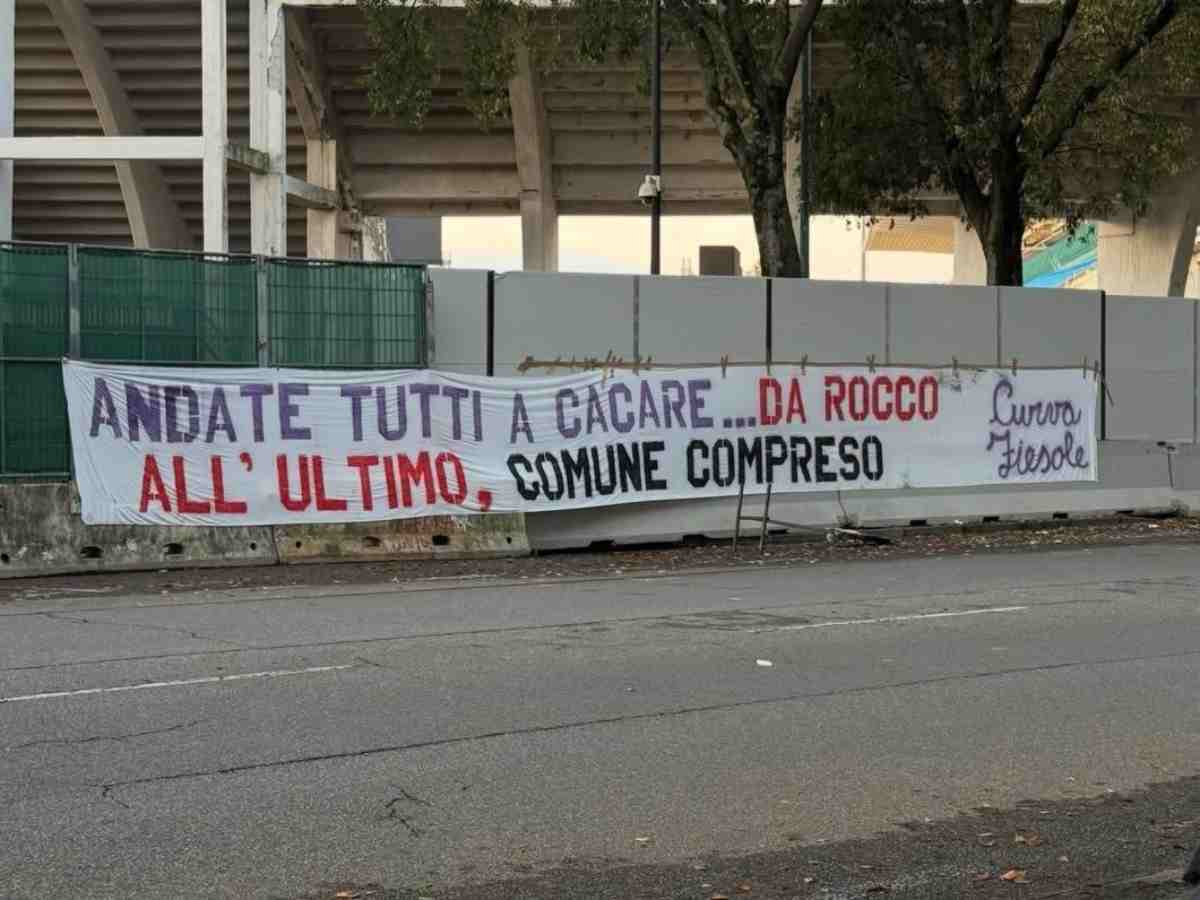 striscione dei tifosi viola