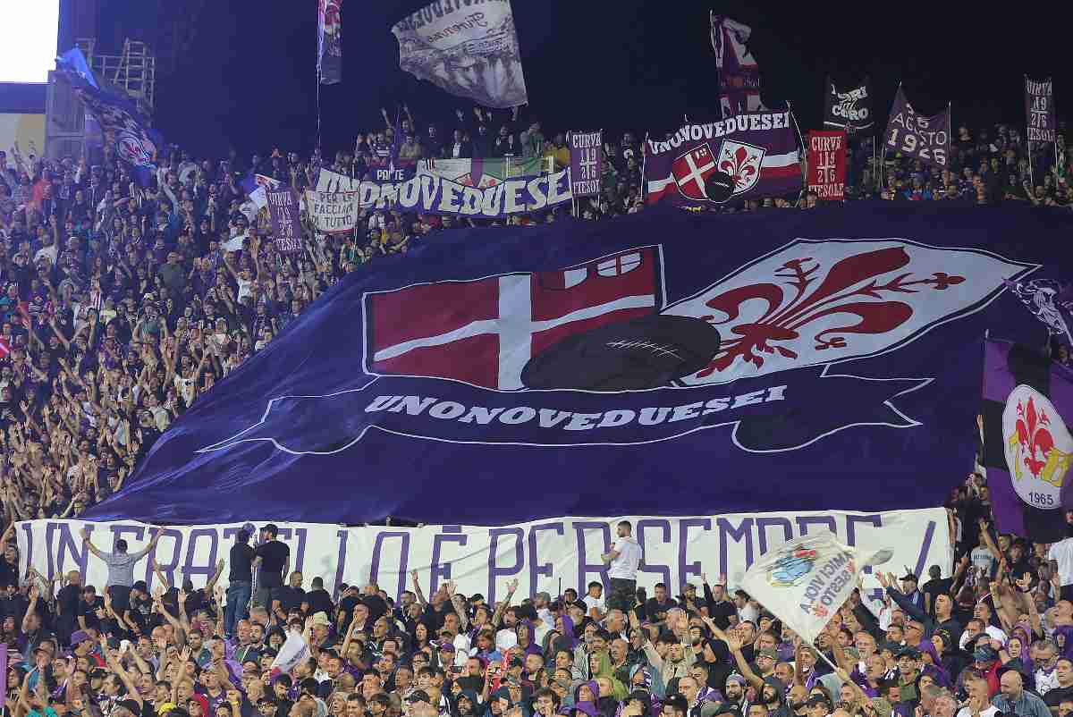tifosi della fiorentina con la bandiera del giglio
