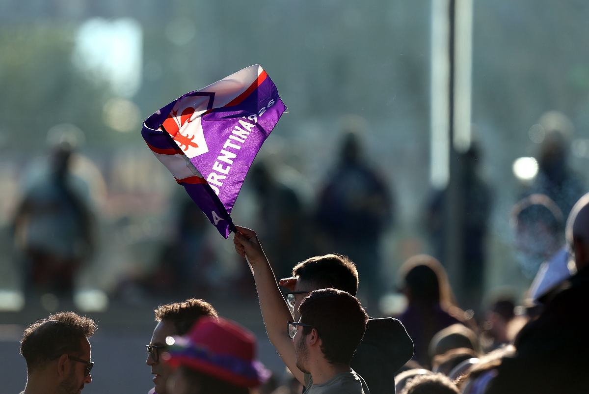 tufoso con la bandiera viola in mano