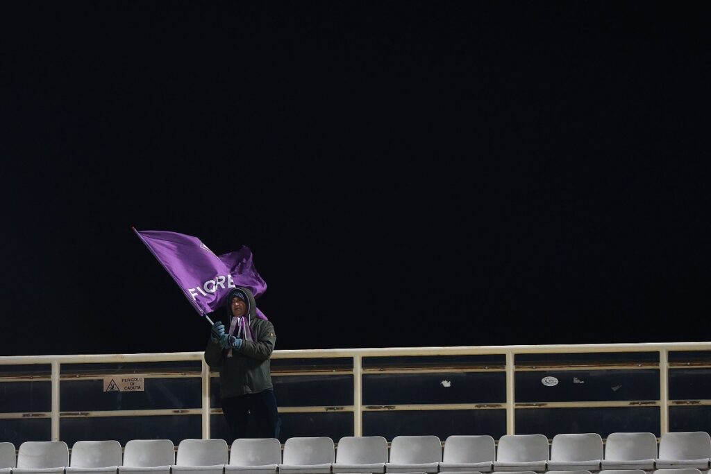 tifoso viola da solo con la bandiera al franchi