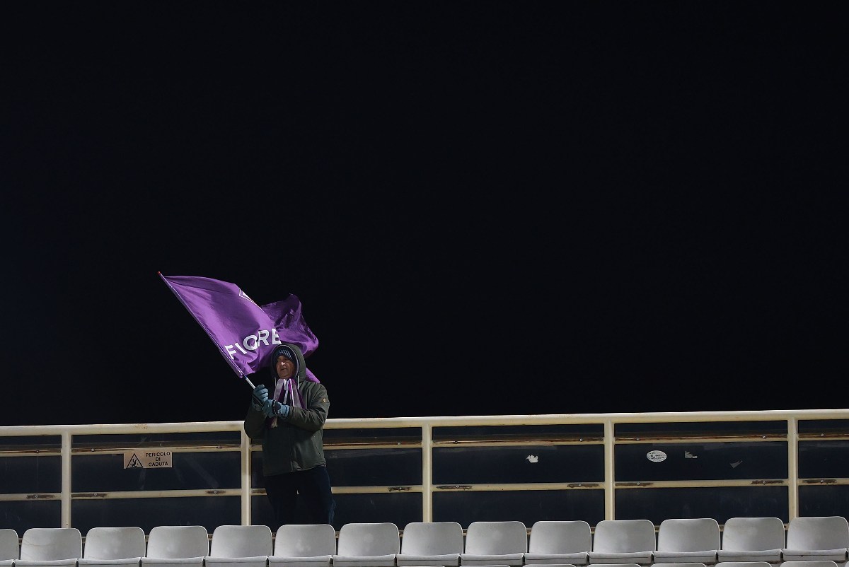 tifoso viola da solo con la bandiera al franchi