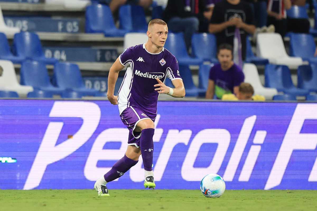 Pietro Comuzzo in campo con la maglia della Fiorentina (OneFootball) - FiorentinaUno.com