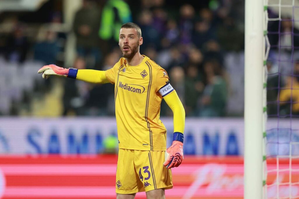 Il portiere della Fiorentina David De Gea con la fascia da capitano contro l'Udinese al Franchi (OneFootball) - FiorentinaUno.com