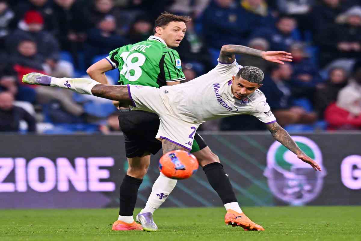 Dodò in un contrasto durante Sassuolo-Fiorentina (OneFootball) - FiorentinaUno.com 