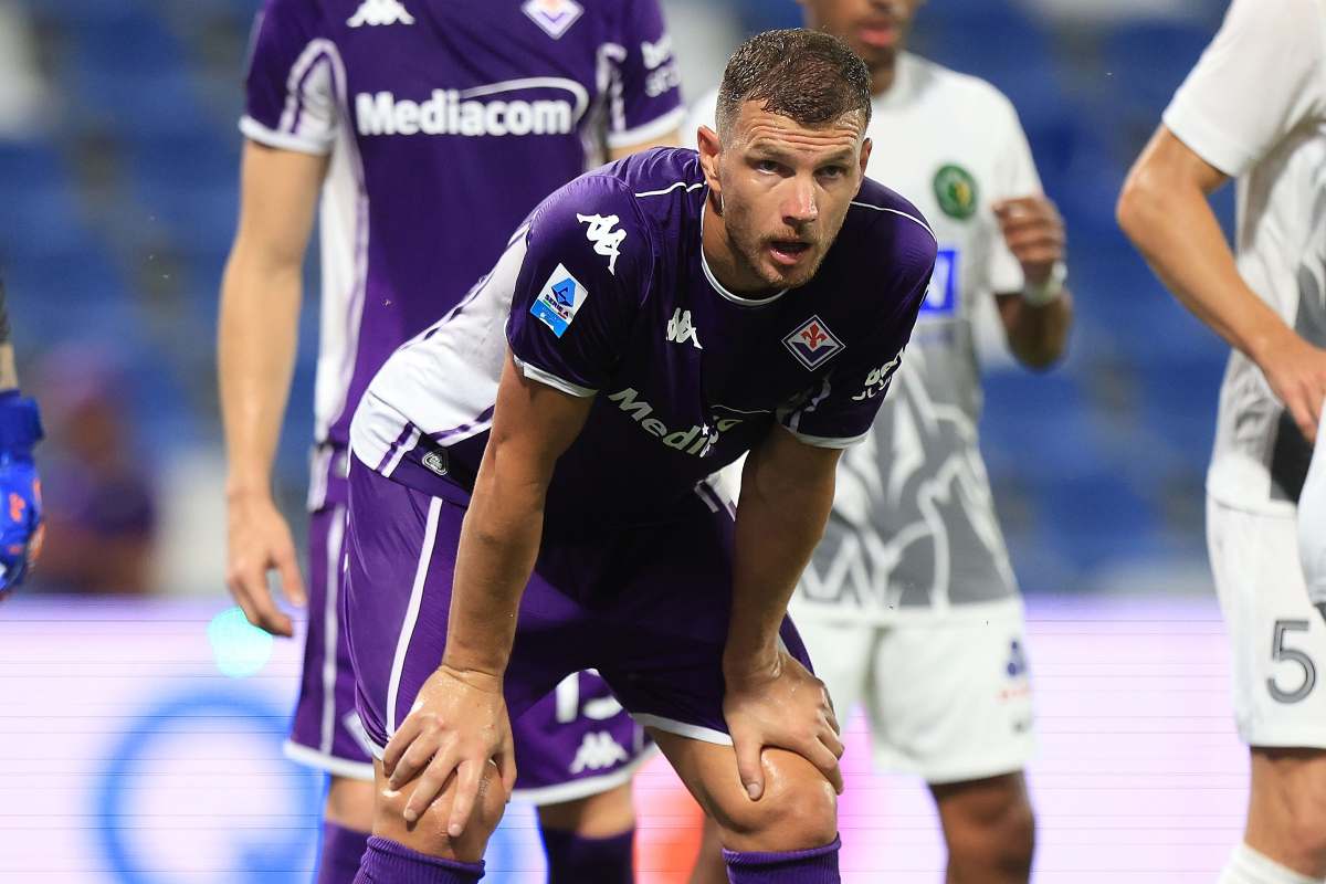L'attaccante della Fiorentina Edin Dzeko in campo in Conference League