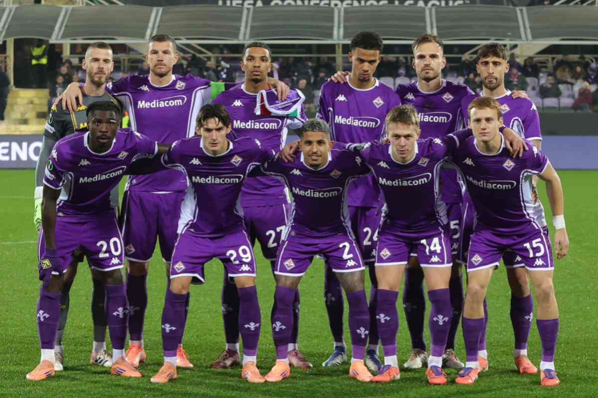I giocatori della Fiorentina in posa prima della gara di Conference League contro la Dinamo Kiev (OneFootball) - FiorentinaUno.com