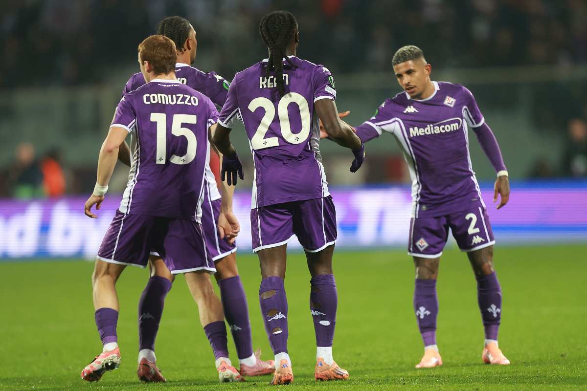 Giocatori della Fiorentina in campo contro la Dinamo Kiev (OneFootball) - FiorentinaUno.com