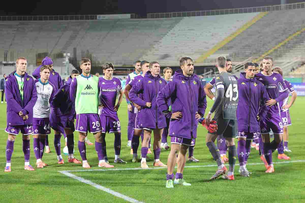 I giocatori della Fiorentina sotto la Curva Fiesole dopo una sconfitta (OneFootball) - FiorentinaUno.com