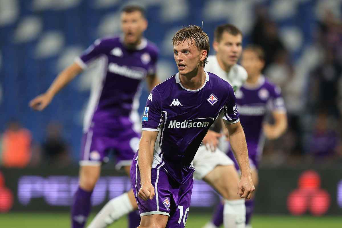 Albert Gudmundsson in campo con la Fiorentina in Conference League (OneFootball) - FiorentinaUno.com