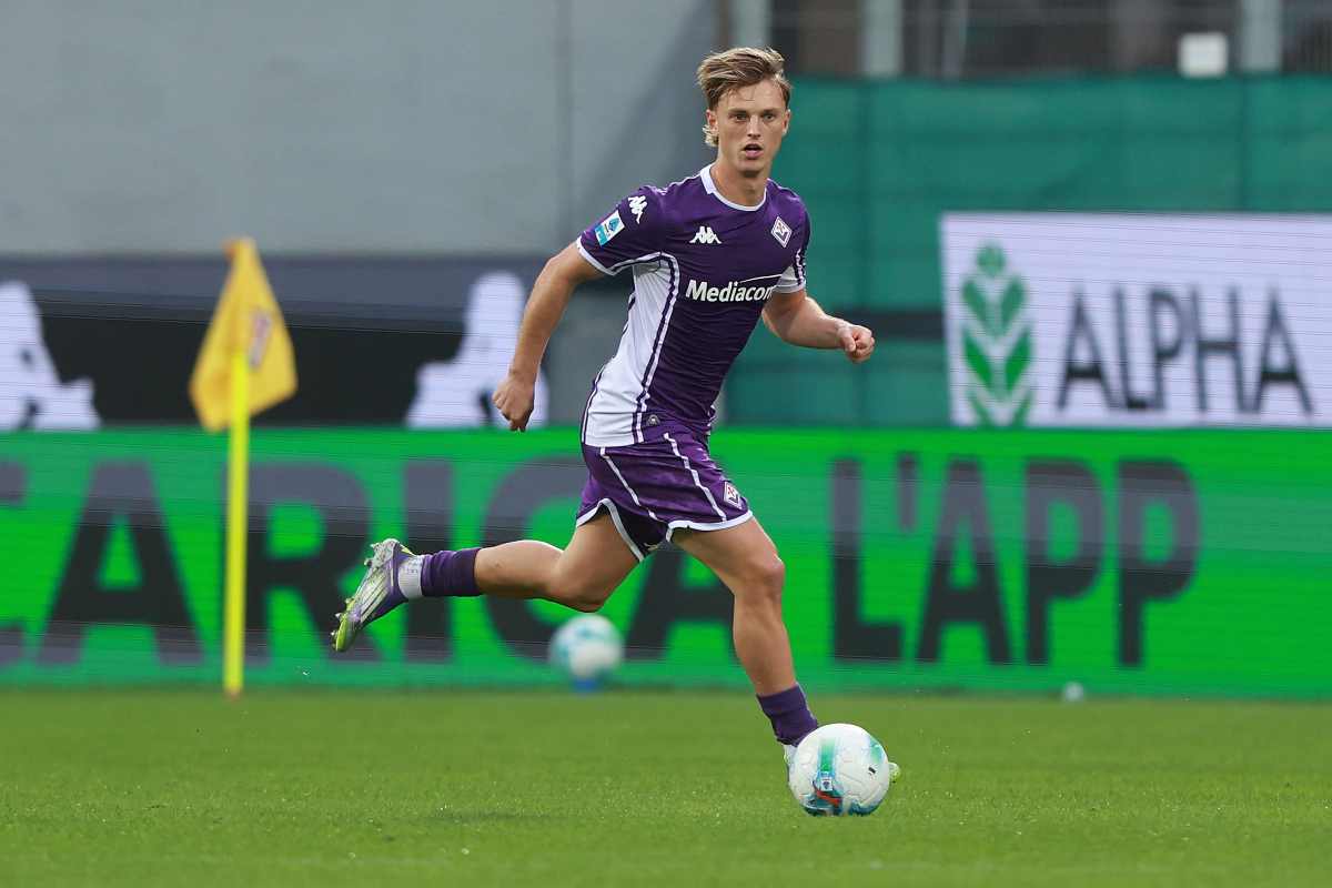 Albert Gudmundsson in campo durante Fiorentina-Lecce (OneFootball) - FiorentinaUno.com