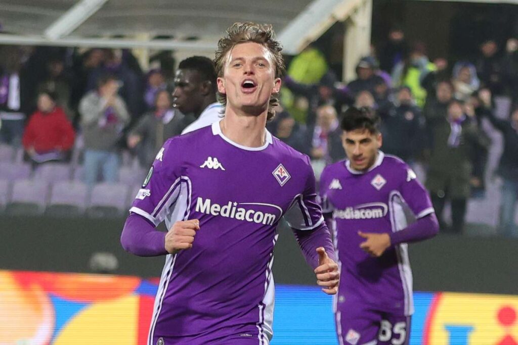 Albert Gudmundsson esulta dopo un gol segnato in Fiorentina-Dinamo Kiev (OneFootball) - FiorentinaUno.com