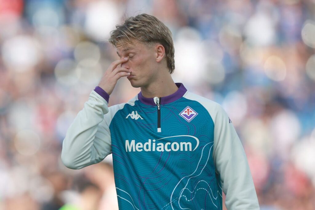 L'attaccante della Fiorentina Albert Gudmundsson durante un riscaldamento (OneFootball) - FiorentinaUno.com