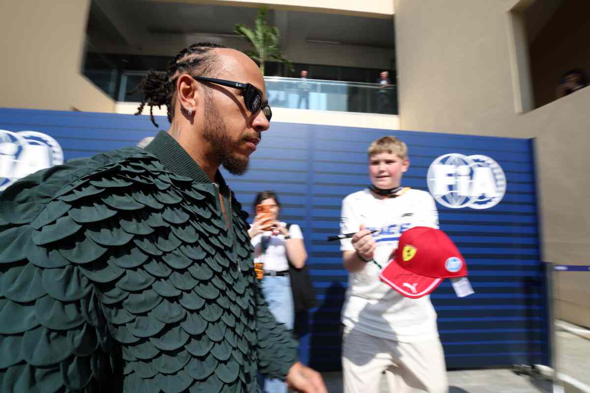 Hamilton nel paddock