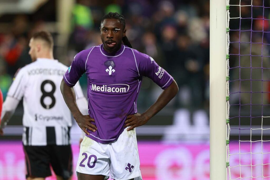 L'attaccante della Fiorentina Moise Kean in campo contro la Juventus (OneFootball) - FiorentinaUno.com