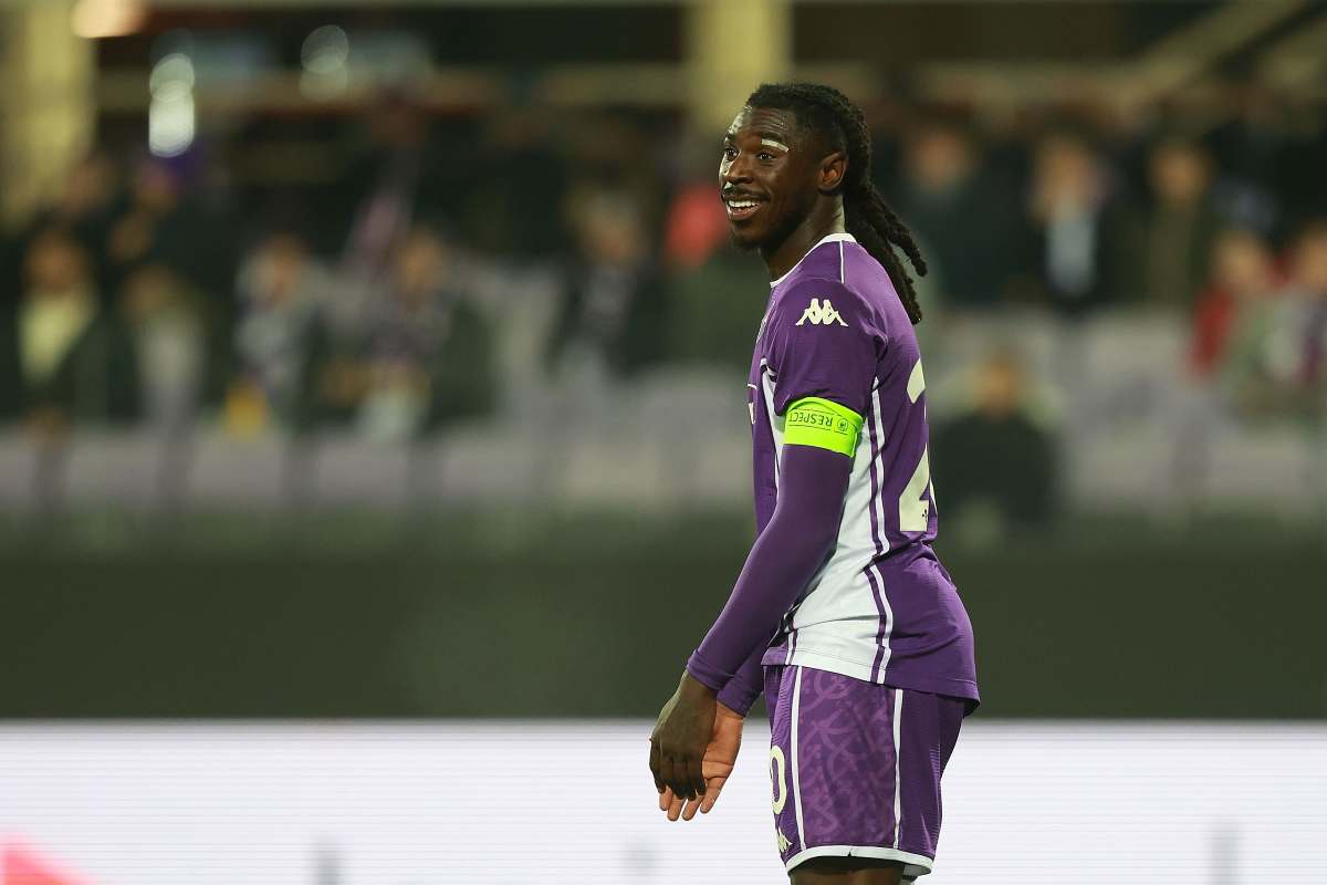 Moise Kean in campo durante Fiorentina-Dinamo Kiev (OneFootball) - FiorentinaUno.com
