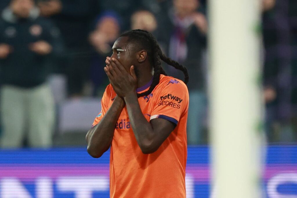 L'attaccante della Fiorentina Moise Kean in campo contro il Verona (OneFootball) - FiorentinaUno.com