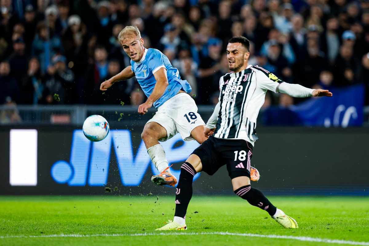 Kostic con la maglia della Juve