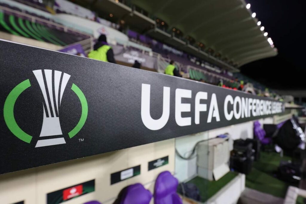 Panchina della Fiorentina durante una gara di Conference League (OneFootball) - FiorentinaUno.com