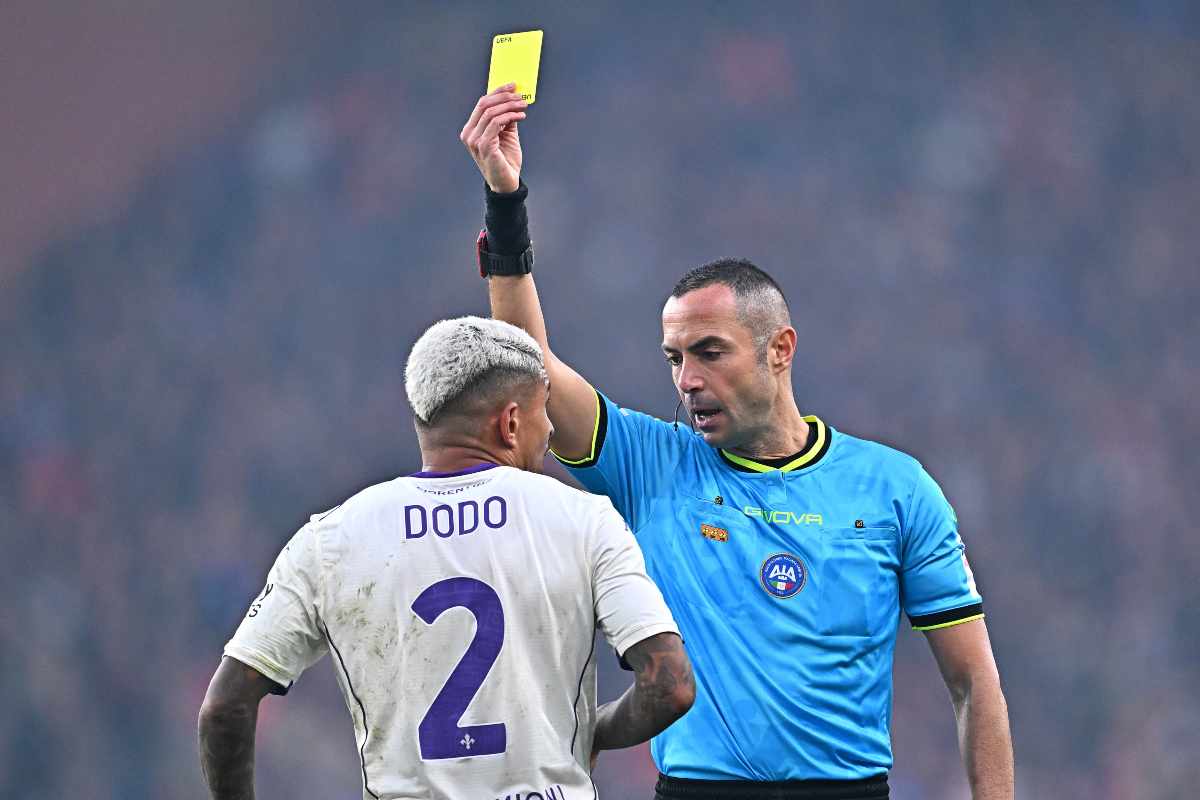 L'arbitro Marco Guida ammonisce Dodò durante un Genoa-Fiorentina (OneFootball) - FiorentinaUno.com 