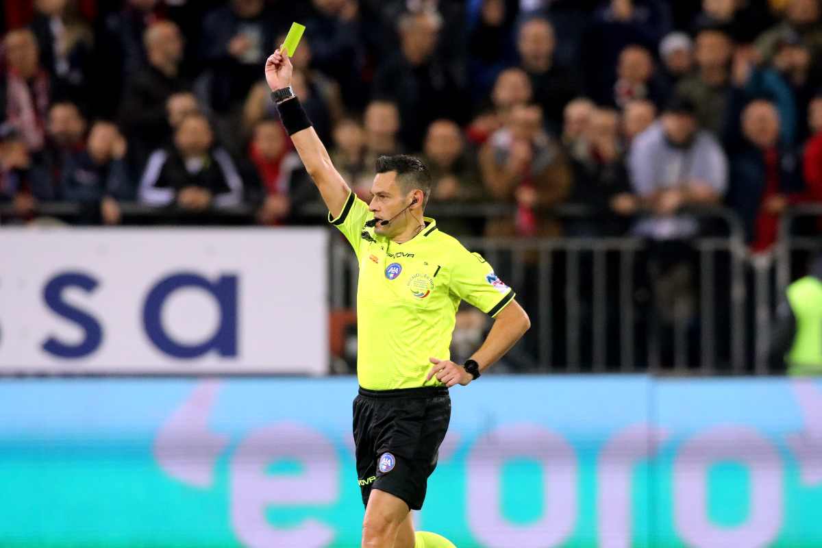 L'arbitro Maurizio Mariani dirige una partita di Serie A (OneFootball) - FiorentinaUno.com