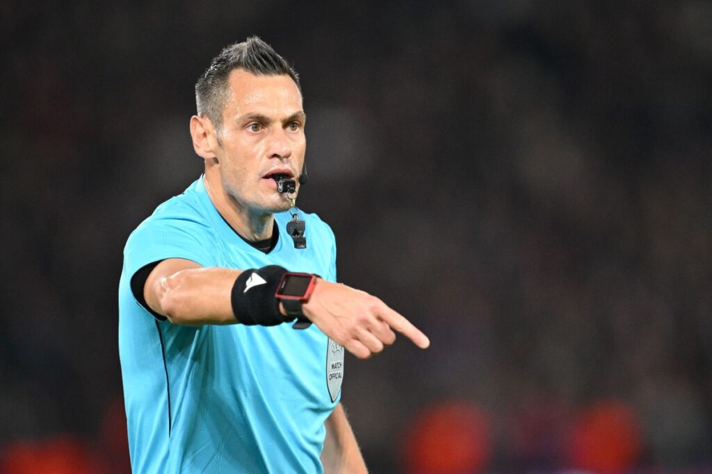 L'arbitro Maurizio Mariani dirige PSG-Bayern Monaco (OneFootball) - FiorentinaUno.com