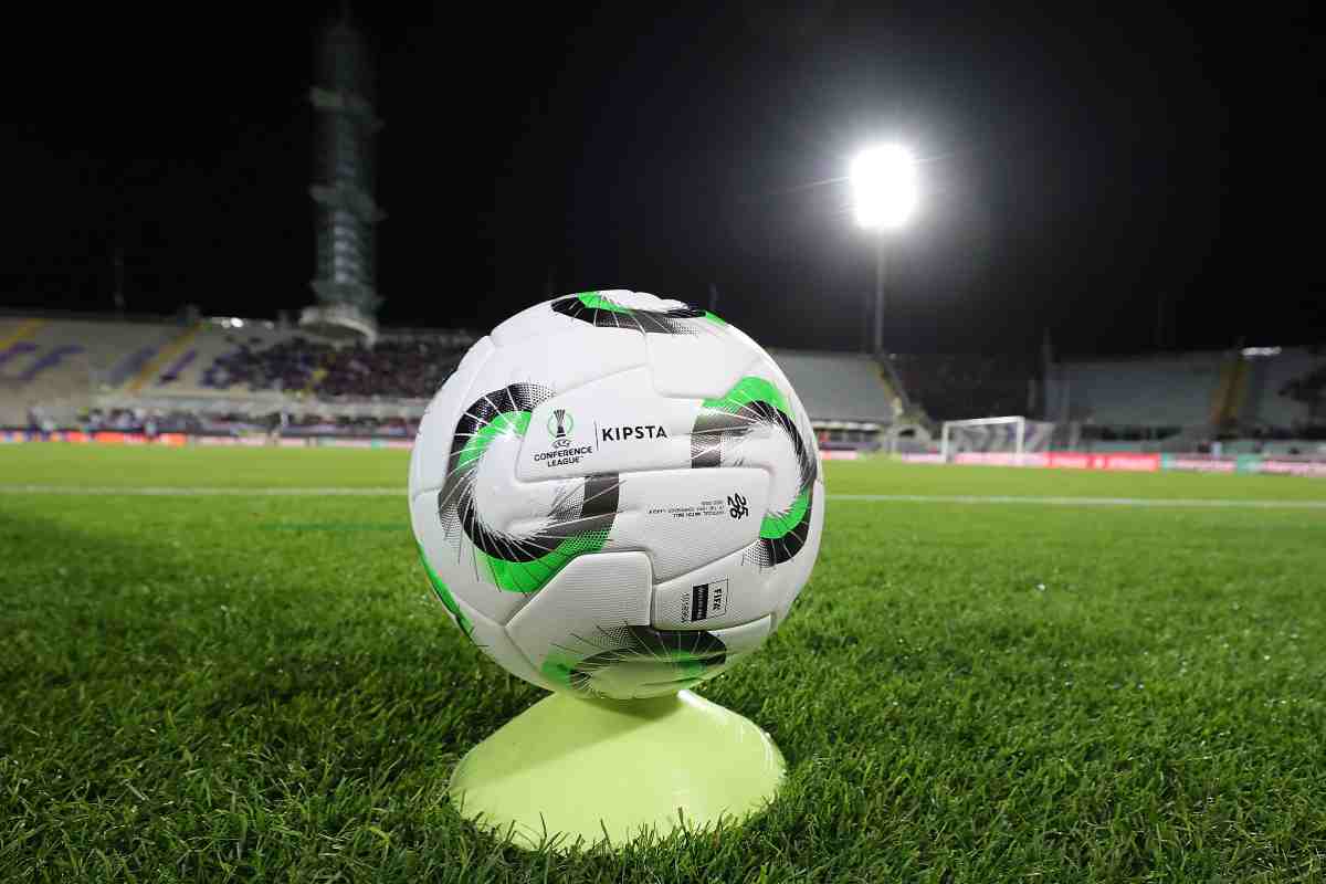 Pallone della Conference League sul terreno dell'Artemio Franchi di Firenze (OneFootball) - FiorentinaUno.com
