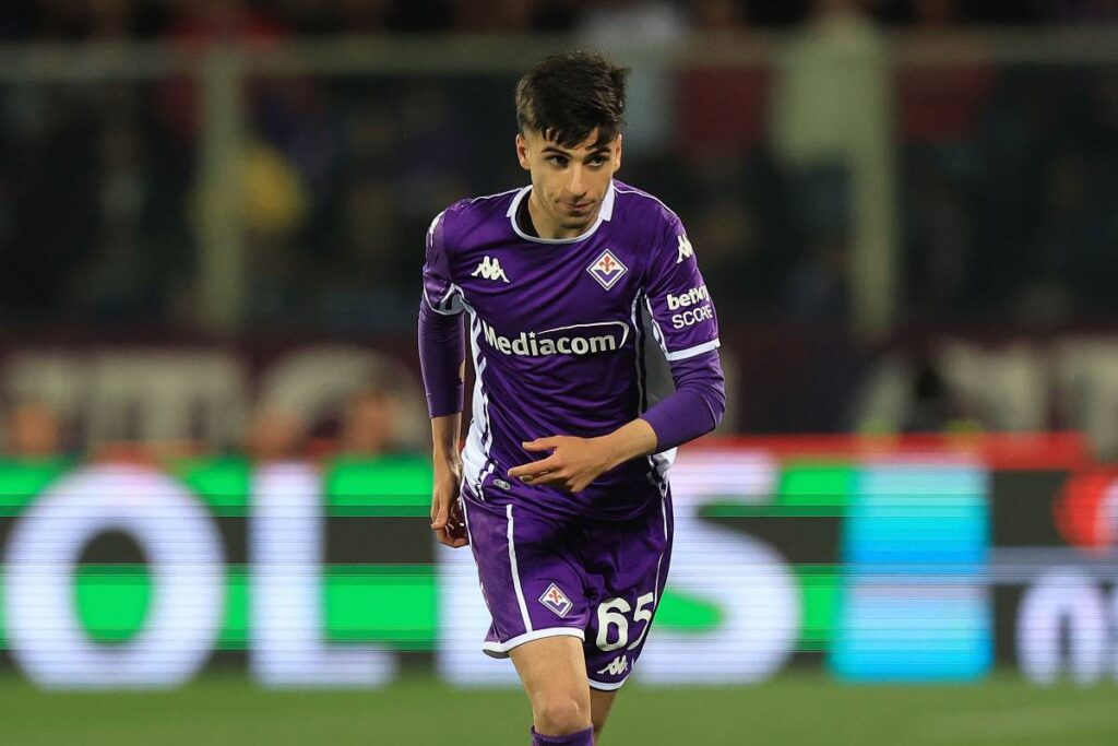 Fabiano Parisi in campo durante Fiorentina-Bologna (OneFootball) - FiorentinaUno.com