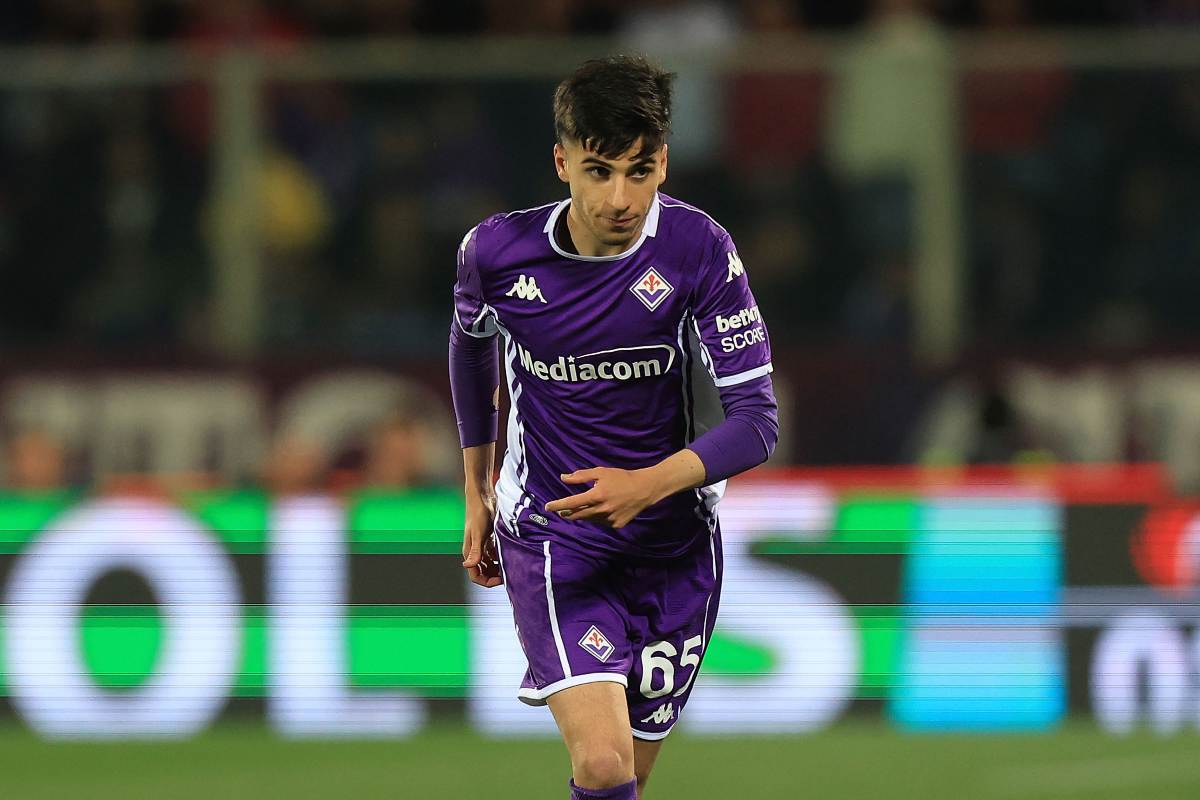Fabiano Parisi in campo durante Fiorentina-Bologna (OneFootball) - FiorentinaUno.com