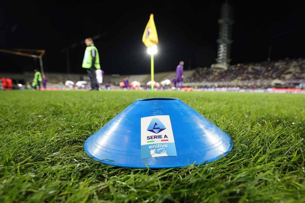 Logo Serie A sul terreno dell'Artemio Franchi (OneFootball) - FiorentinaUno.com