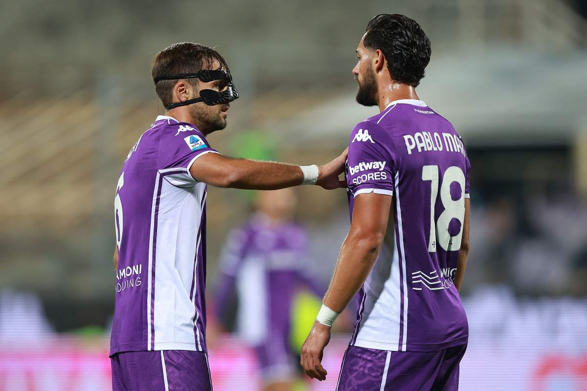 I difensori della Fiorentina Ranieri e Pablo Mari in campo contro il Bologna al Franchi (OneFootball) - FiorentinaUno.com