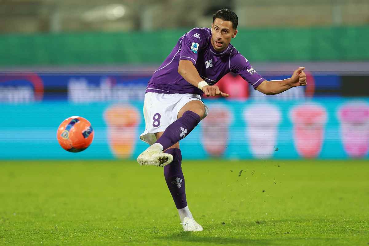 Rolando Mandragora in campo con la maglia della Fiorentina (OneFootball) - FiorentinaUno.com