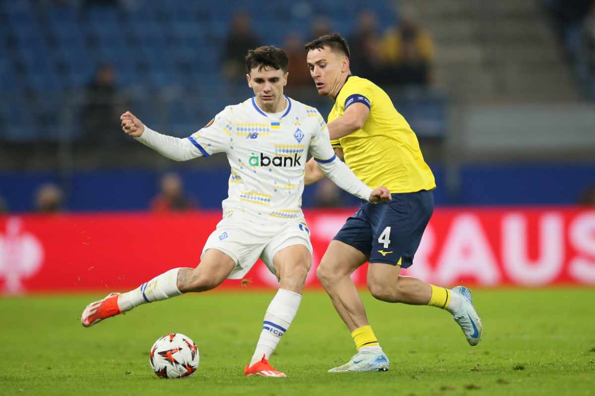 Il centrocampista Mykola Shaparenko effettua un passaggio (OneFootball) - FiorentinaUno.com