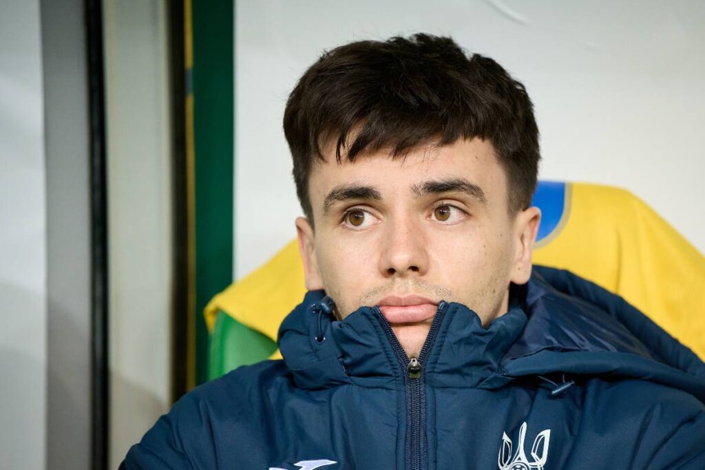 Mykola Shaparenko in panchina durante una partita dell'Ucraina (OneFootball) - FiorentinaUno.com