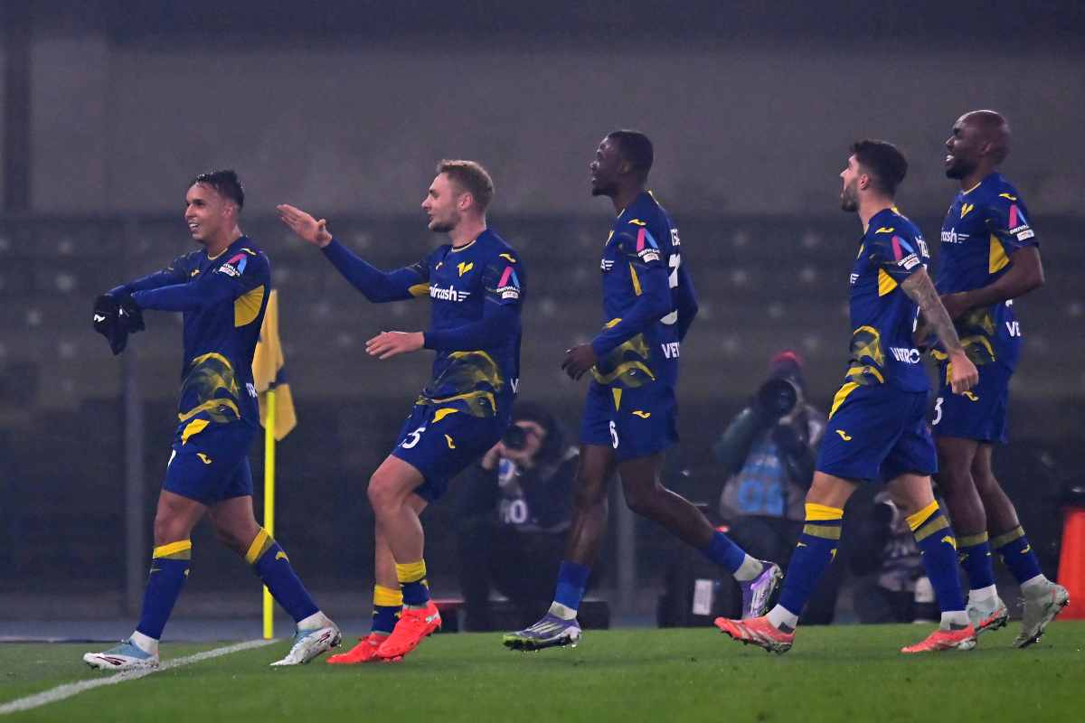 I giocatori del Verona festeggiano un gol segnato (OneFootball) - FiorentinaUno.com 
