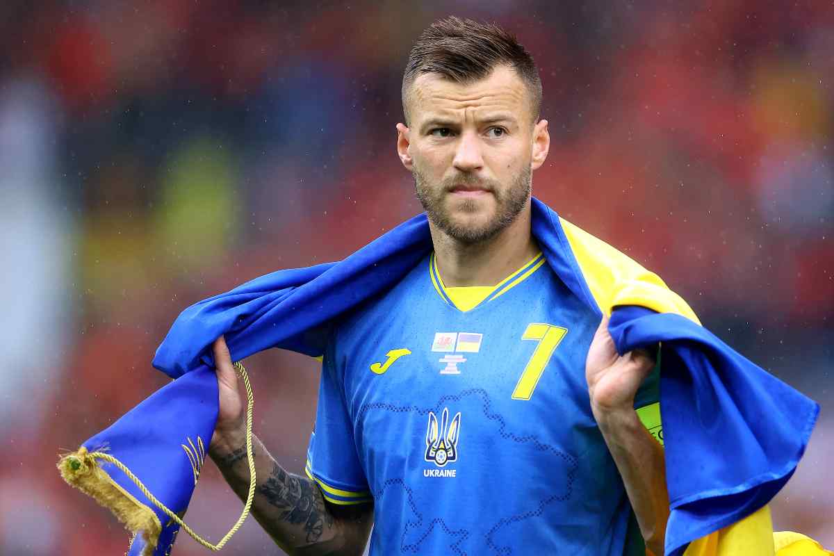 Andriy Yarmolenko con la bandiera dell'Ucraina (OneFootball) - FiorentinaUno.com
